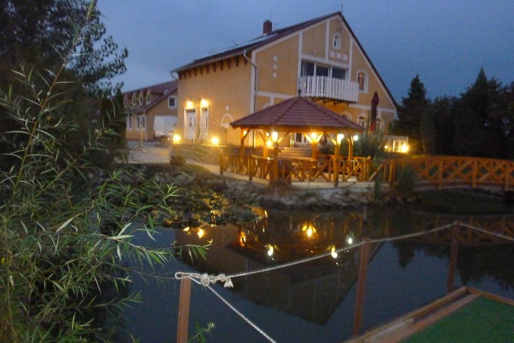 Aldos Panzio Otel Farád Dış mekan fotoğraf